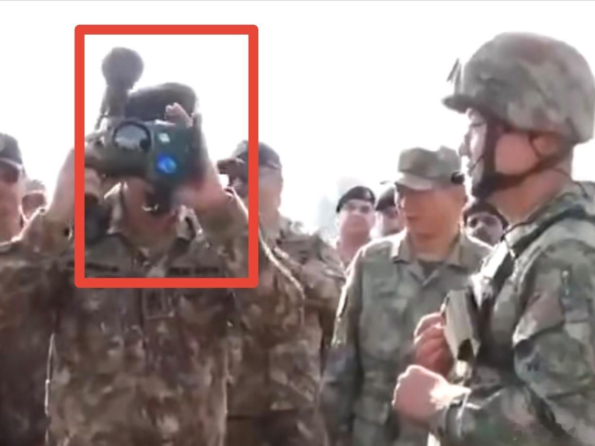 中国/巴基斯坦“勇士-9”联合反恐演习在巴基斯坦国家反恐中心举行，在双方装备交流