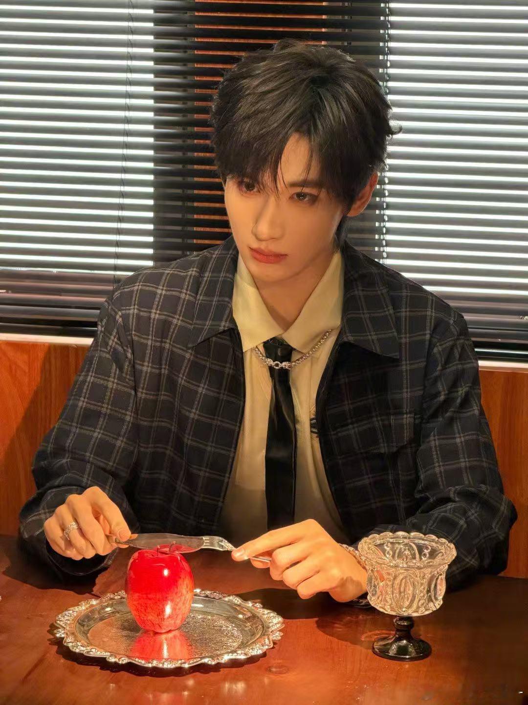 余宇涵北京国际电影节造型 风格清爽不油腻，矜贵又随性，这种干净少年感在红毯上特别