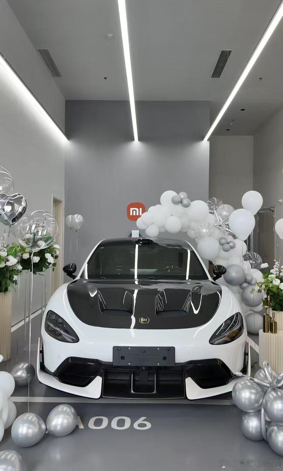 小米Ultra 珍珠白/黑黄    展车  库存车指导价631900元选装+碳纤