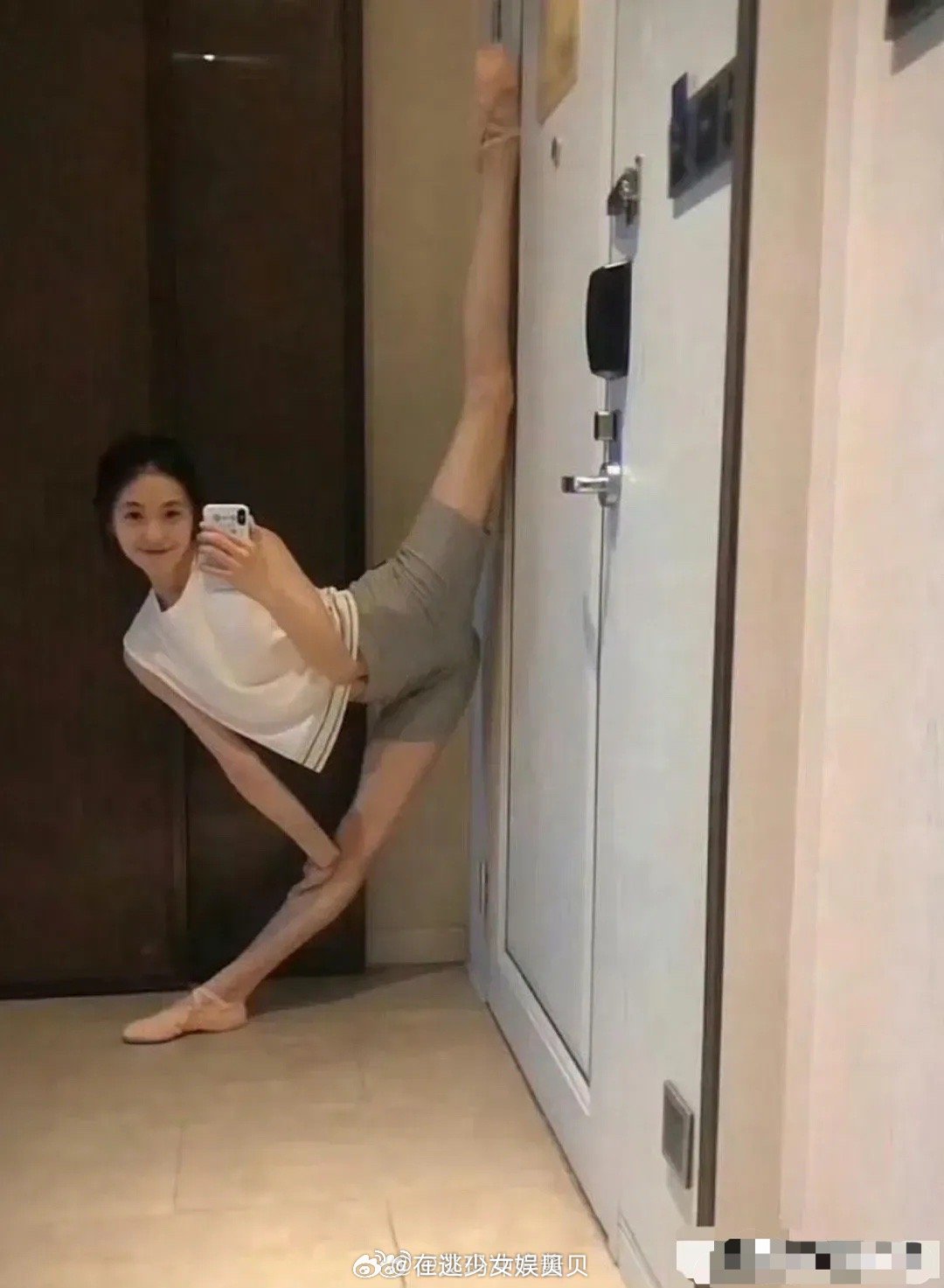 知道刘浩存跳舞很厉害，但是看到她这个柔韧性还是很惊讶 