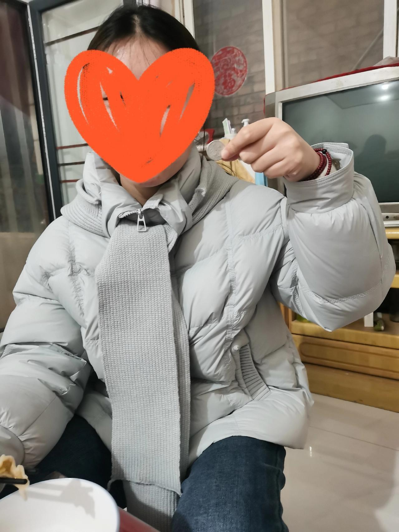 大年初一的第一顿饭，女儿吃到硬币，象征着有福之人。高兴的和我们炫耀，你们过年的饺