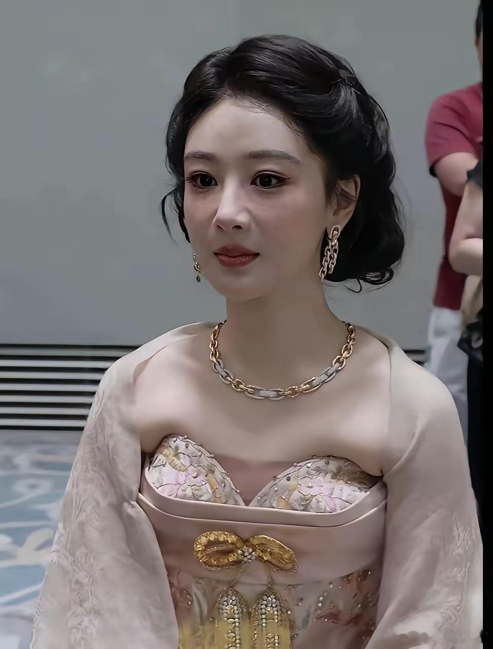 p图的人也太过分了吧杨紫的法令纹哪有这么重啊，全程看直播的，直播里杨紫的状态非常