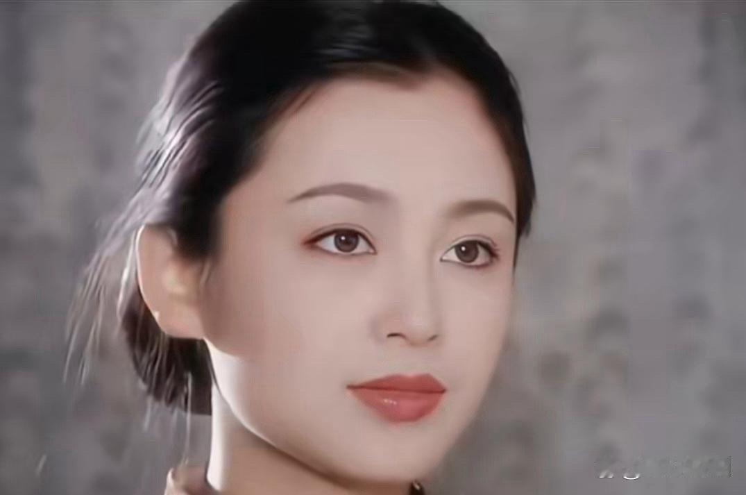 陈红年轻时的美貌令人惊艳，真是一位难得的绝色美女。岁月虽流转，但她的魅力依旧。 