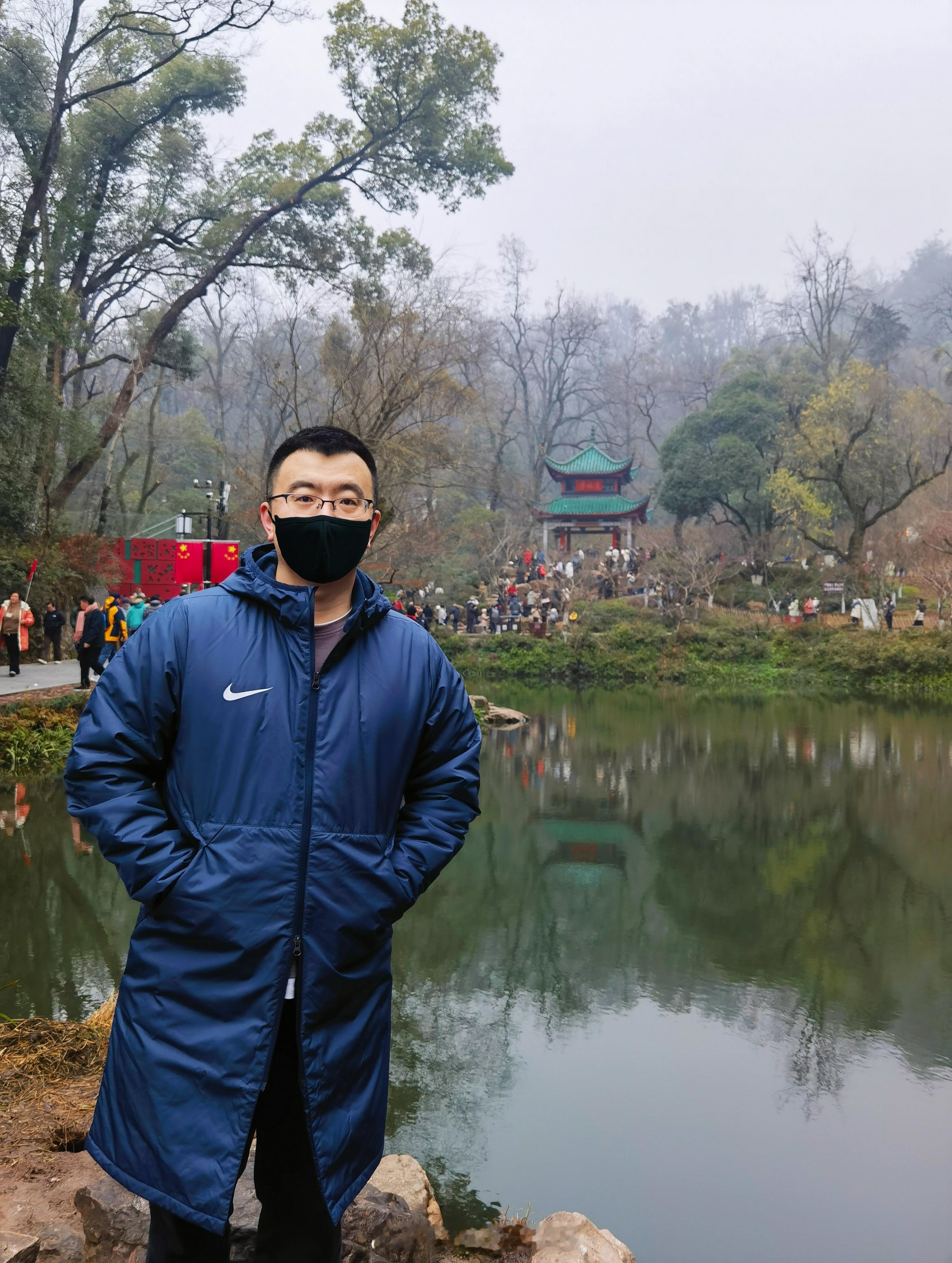 在机场我去取娃订的奶茶，店员喊：刘同学刘同学刘同学，我愣了一下反应过来原来是娃留