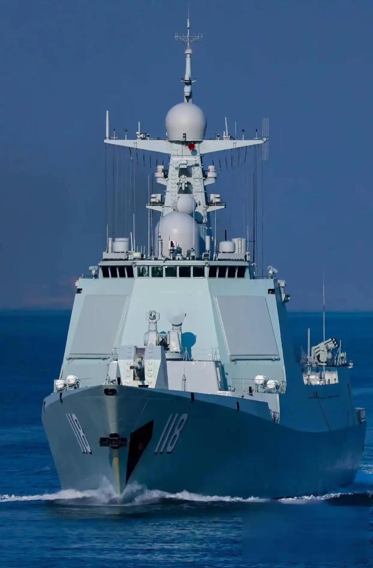 新年伊始，碧海腾龙。
海军052D型驱逐舰
最新批次再添新锐，列阵深蓝。

该型