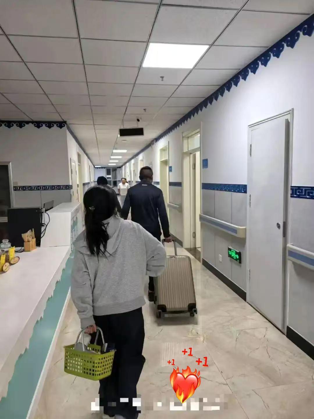 国庆假期，
住帐篷的我不意外，
住厕所的我也不意外，让我惊讶的是见过旅游住康复医