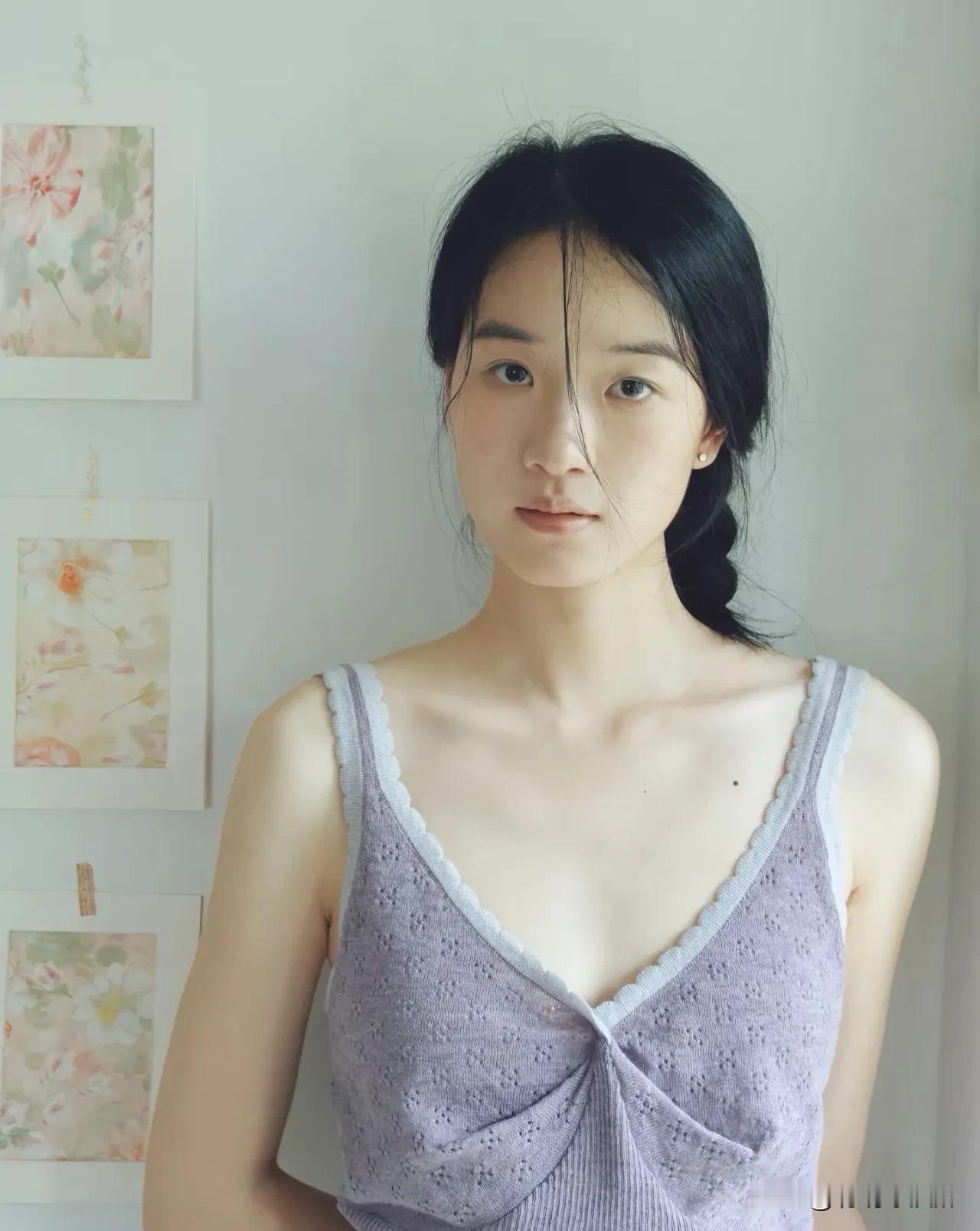 镜头里的她，笑靥如花，
每一帧都是青春的诗。  
光影勾勒轮廓，情绪捕捉瞬间，