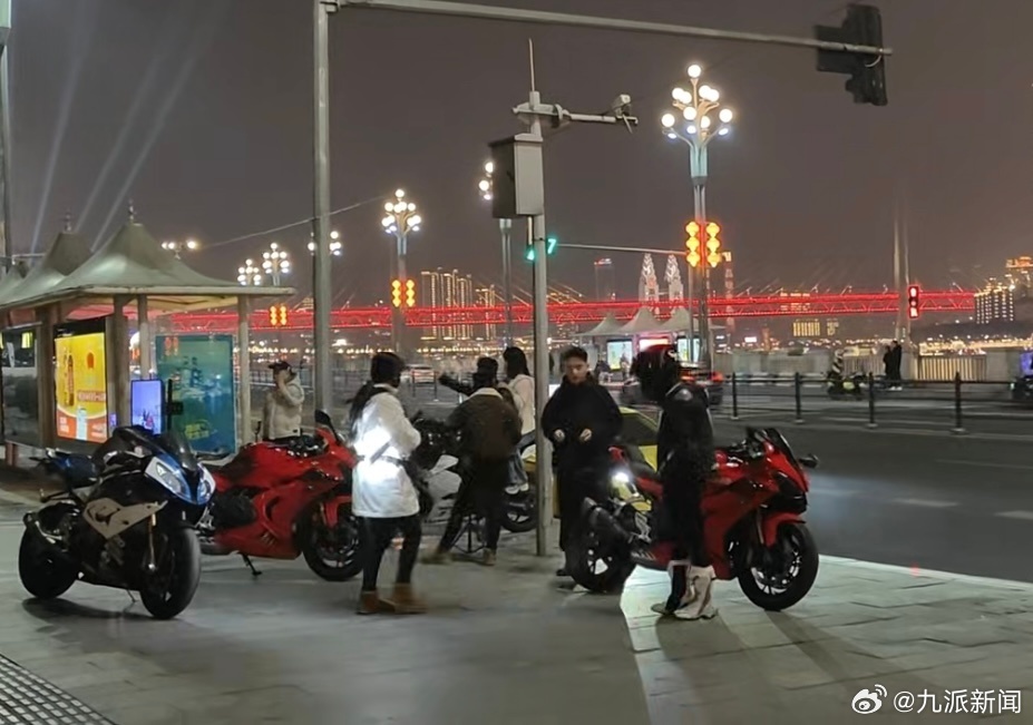 #重庆机车约拍火爆团队发声#【#重庆机车约拍骑手称日入500元#：每晚七点到现场