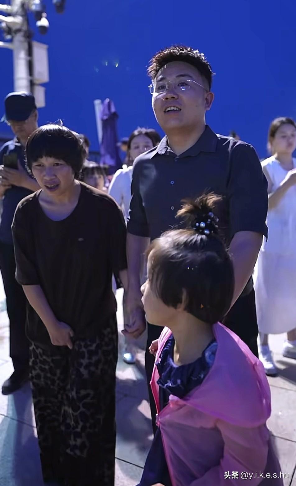 亮哥出趟门真不容易，走哪都得牵着梦秋母女俩