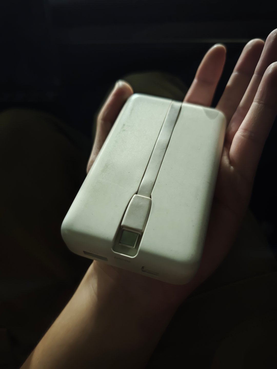 川航一航班因旅客充电宝冒烟备降 充电宝方案本身大部分由产业链提供，外壳模具成本大