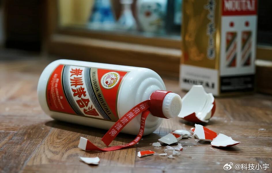 女员工手一抖摔破3000多元飞天茅台谁还没有失手的时候，只是她不小心摔的是瓶茅台