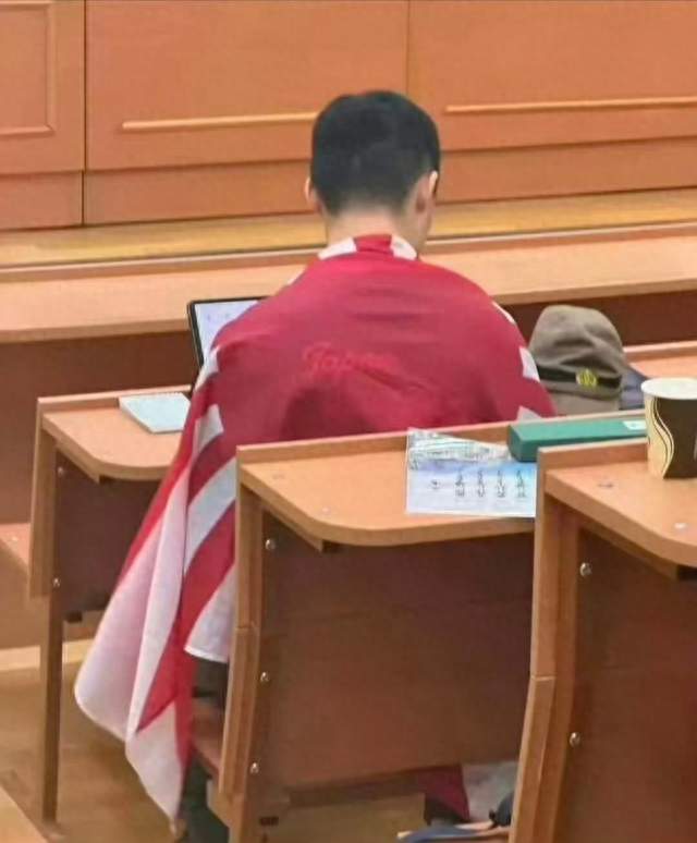 来自南京的学子，为何披上了旭日旗？