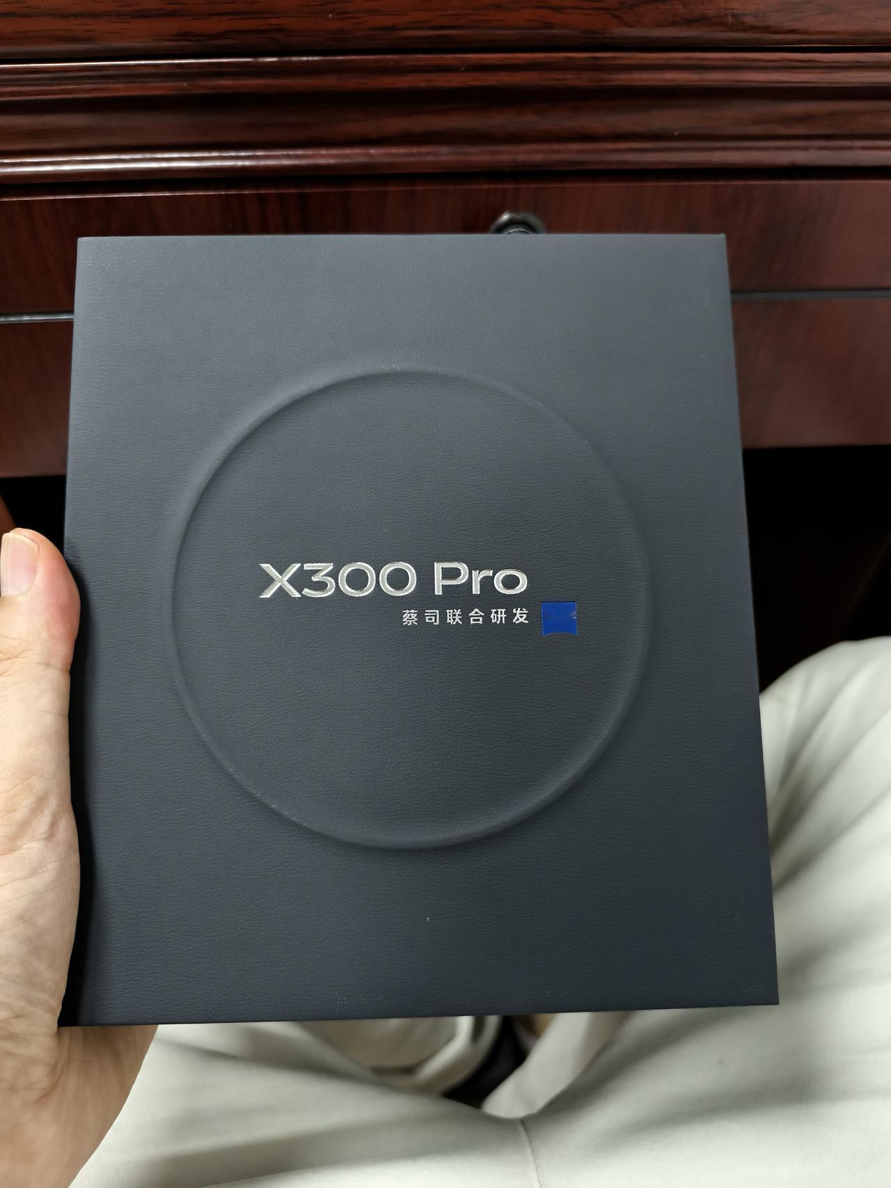 从京东买的x300pro到货了，12+512版本，花了4699元，买的棕色版本，