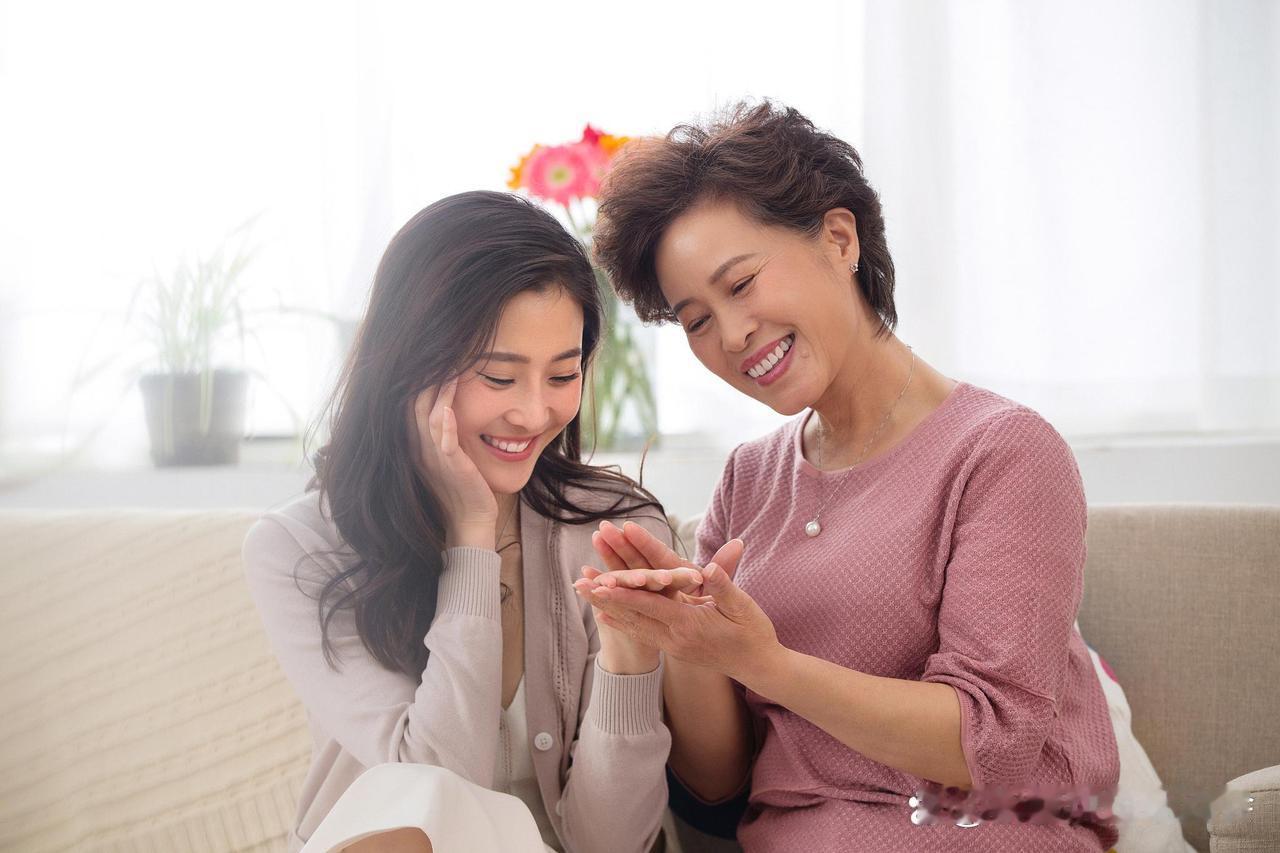 “ 我婆婆特别聪明”

她没帮我带孩子，也不做饭，我还是很喜欢她！因为和她相处总