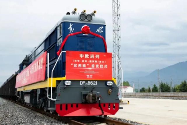 刚刷到中欧班列的新闻惊了！西安平均80分钟发一趟车，原来我们的国货出海早就这么猛