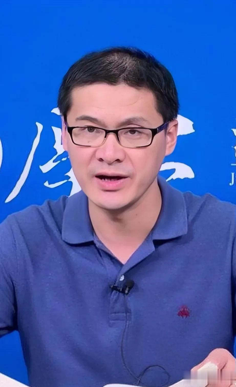 法学专家罗翔说:一次我去饭馆，一个女服务员要请我喝啤酒，我拒绝了，她突然跪下来，