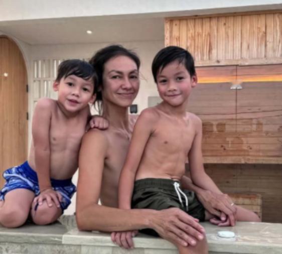 知名女星赤裸上身，和俩儿子合照，身材火辣，出圈，网友：毫无边界感。这几天，一组家