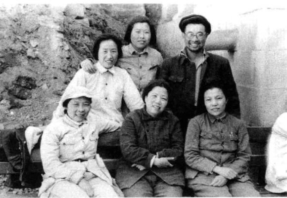 1945年，邓颖超出席中国共产党第七次全国代表大会，当选为候补中央委员。这是她和