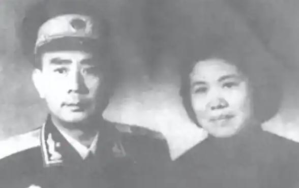 1970年，王自正持枪冲进了军区政委的卧室，政委连忙呼叫警卫员，谁知，2个警卫员