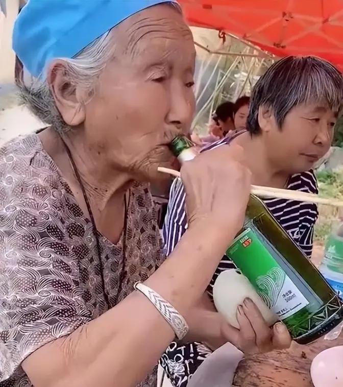 晨光里攥着粮票排队的剪影，黄昏时反复擦拭的搪瓷缸，这些被年轻人视为"守旧"的行为