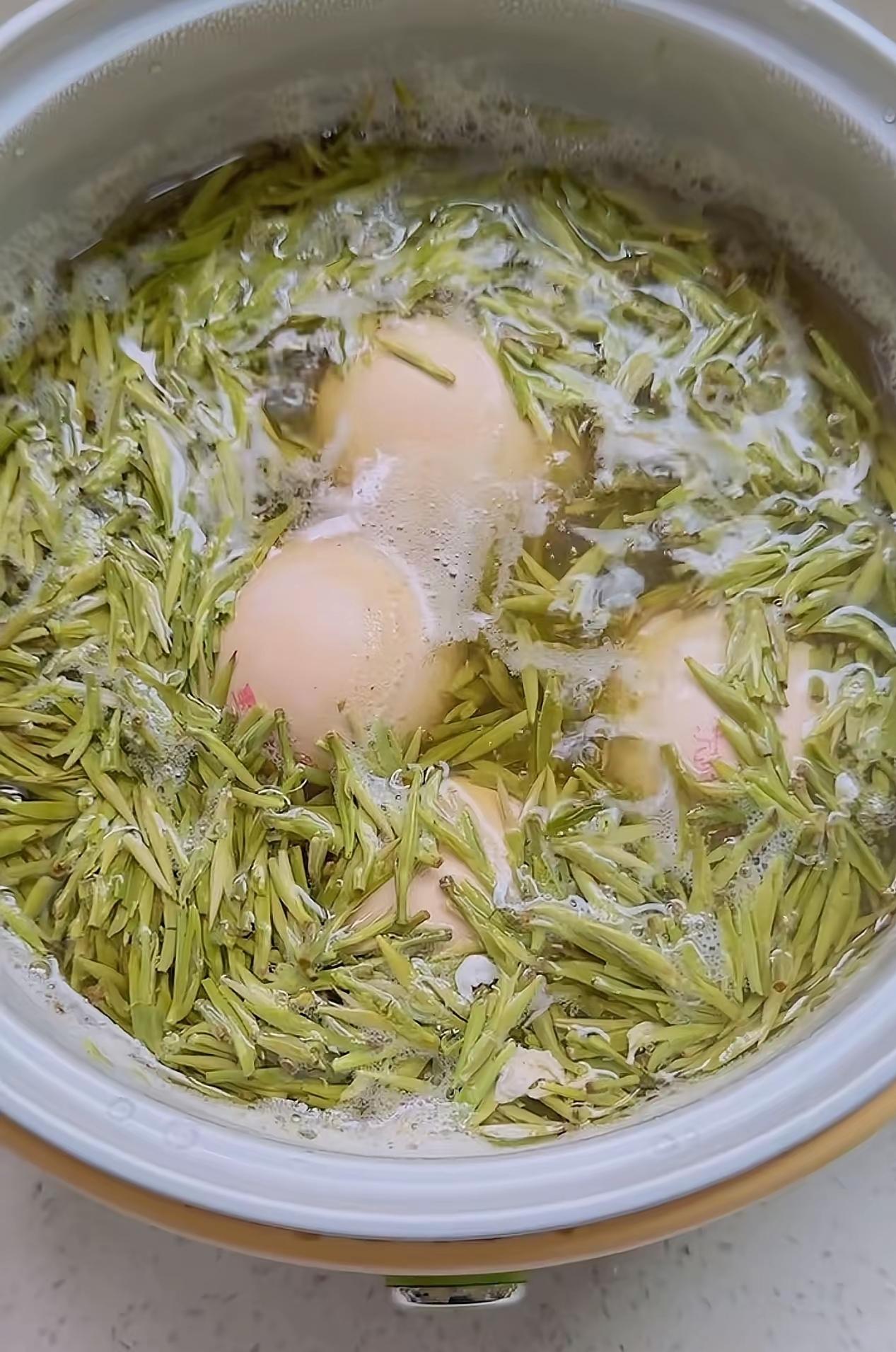 为什么我煮的茶叶蛋和市面上买的差距这么大？

你看看我茶叶也放了，鸡蛋也放了，而