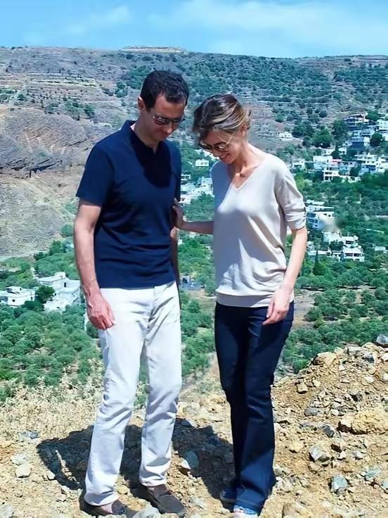 巴沙尔天天玩电子游戏，是不是伪装呢？就像刘备种地一样。
巴沙尔的部下跟亲戚们一点