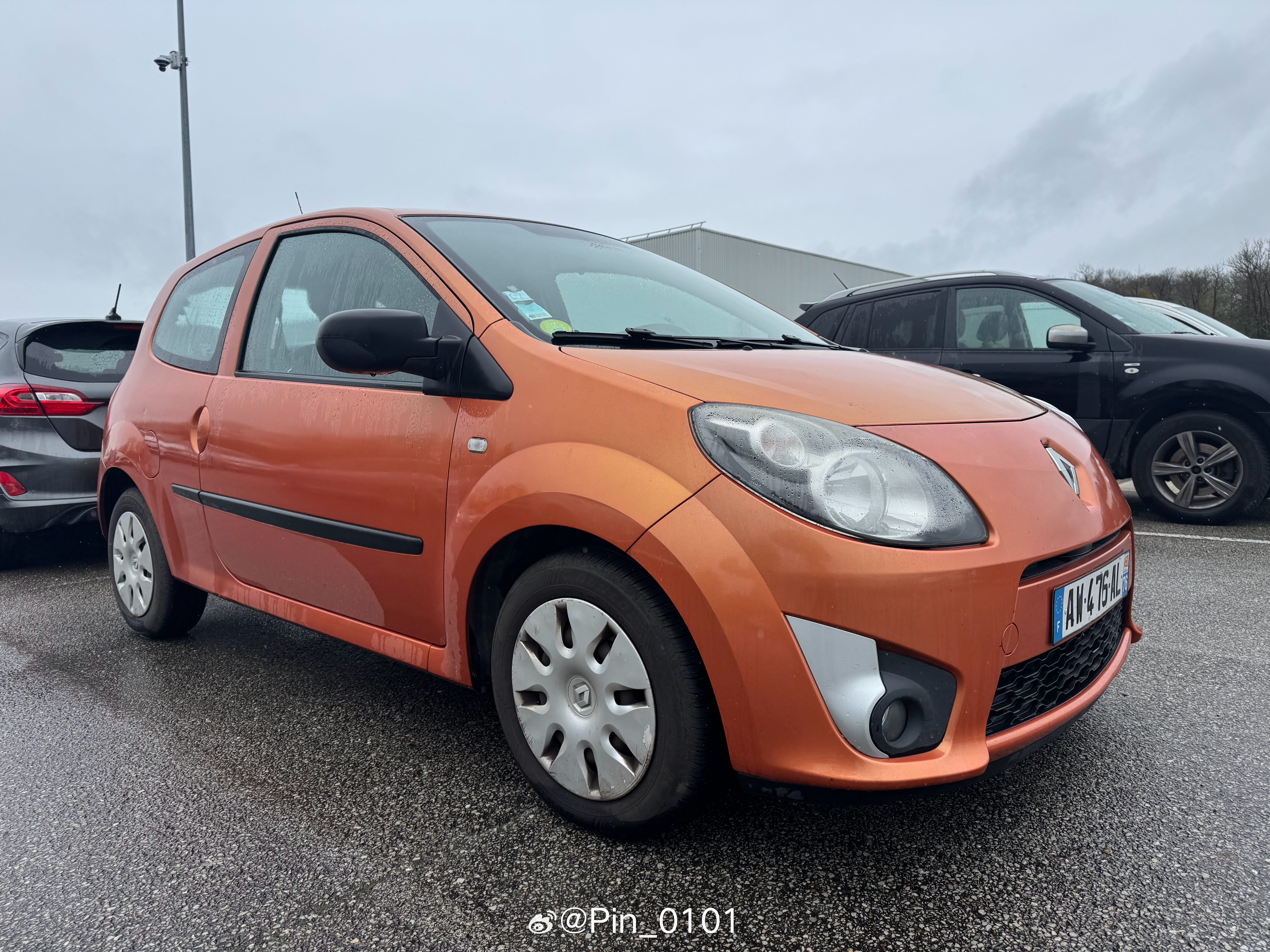 在法国遇到四代雷诺Twingo（俪人行）同堂，可爱的小青蛙。图1：第一代Twin