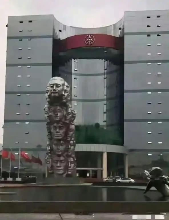 五粮液门口这个人脸雕塑看着怪异，其实大有来头。
名为观沧海群雕，象征汇聚人才、凝