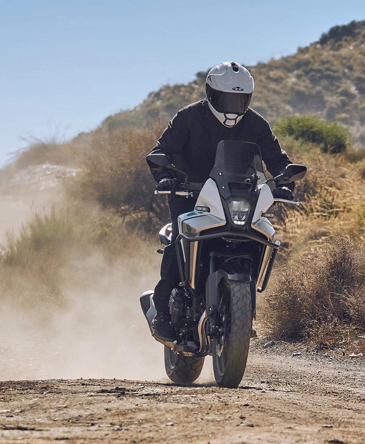 "兄弟们注意了！当你在烂路上快撑不住时⚠️——记住这个保命口诀：'轮胎可以飘，方