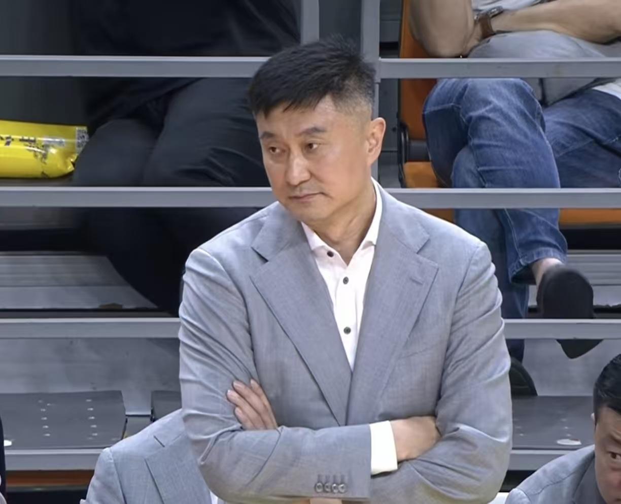 如果杜锋教练哪天不想继续做广东队主教练了，能像杨鸣那样游刃有余的转行做赛事解说吗