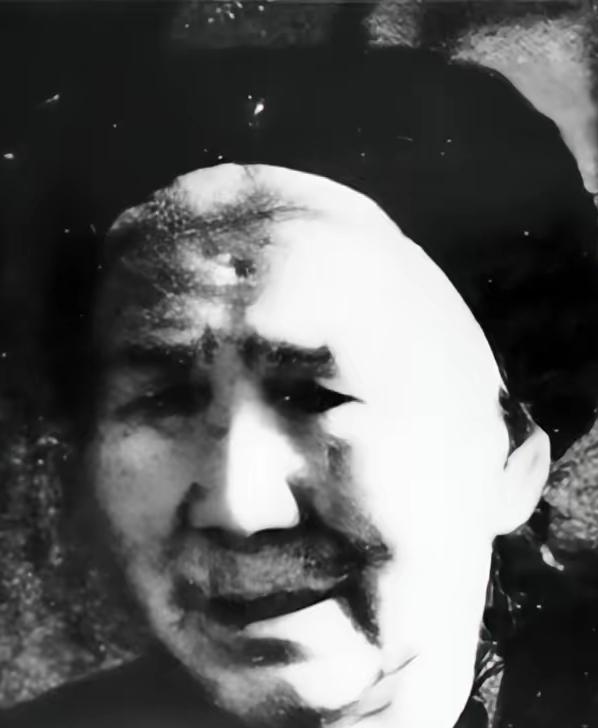 1949年，58岁的邓玉芬喜极而泣，她原本以为七个儿子都已死，没想到老三永兴竟奇