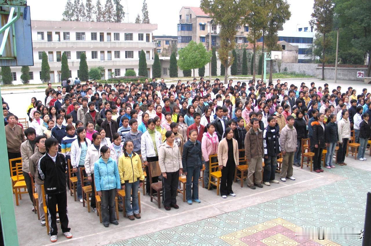 2005年11月，京山卫校举办口腔学校挂牌仪式，学生列队操场时的情景