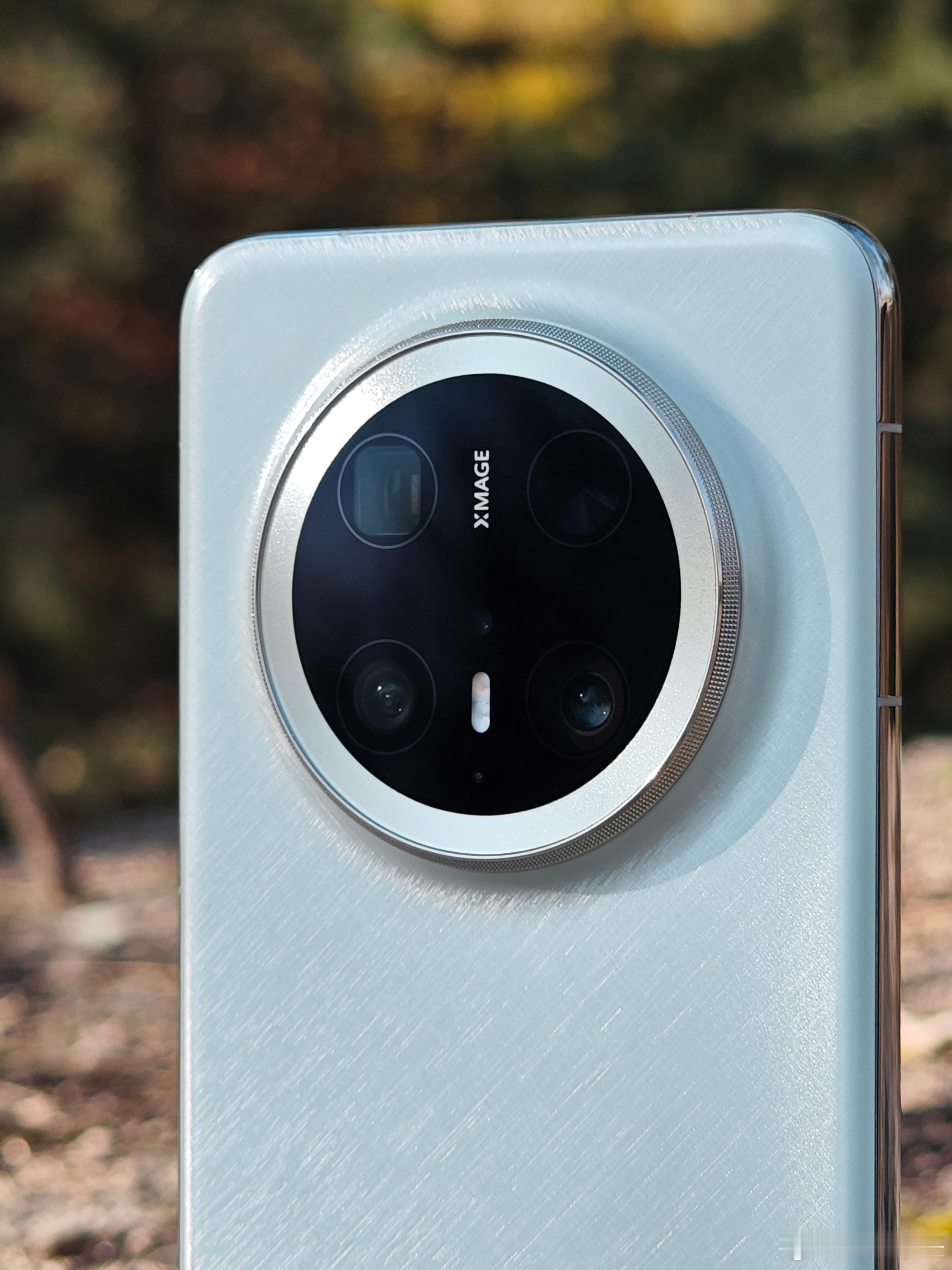 Mate70 Pro + 的耐用性和补能体验很贴合日常。第二代昆仑玻璃加钛金属中