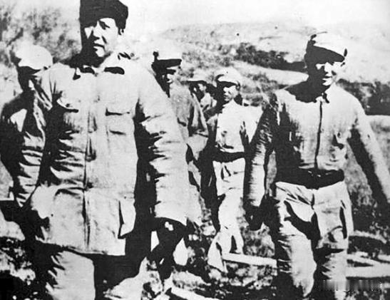 1943年，毛主席视察南泥湾时，王震特地安排厨师用烧鸡款待！饭后，毛主席竟把吃剩