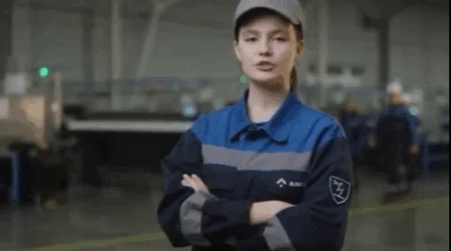 “大渣好，我叫达丽娜，16岁，明年月收入15W卢金，我在世界最大的无人机工厂工作