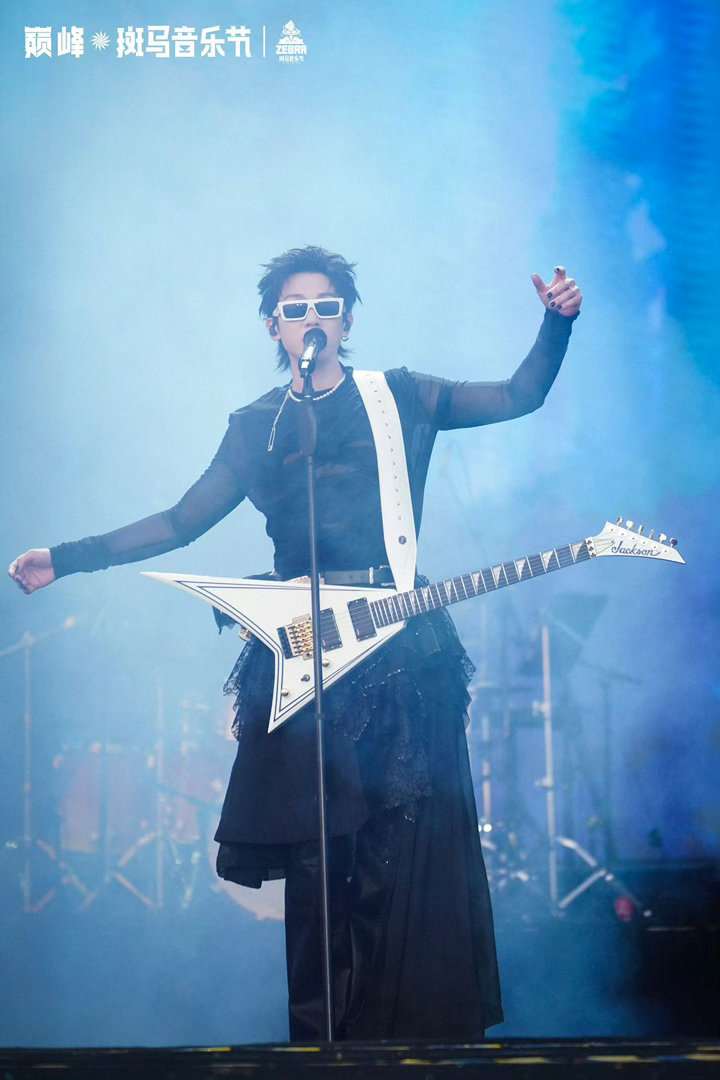 白举纲的现场真是太圈粉！春日不设限，摇滚正当时。用舞台定义“巅峰”二字，人声鼎沸