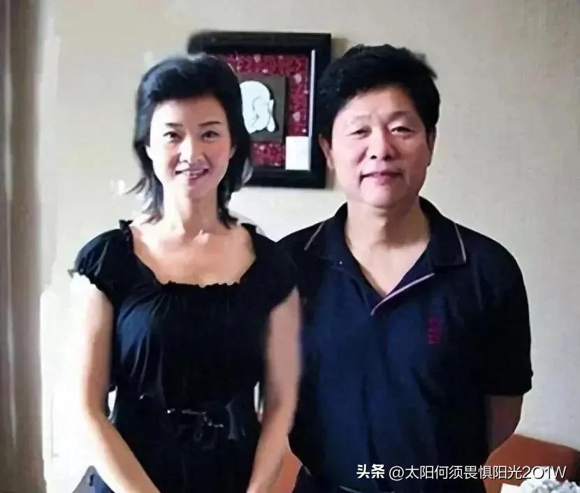 宋祖英与丈夫只结婚不生育，39岁却生下儿子，1992年，罗浩在向女友宋祖英求婚时