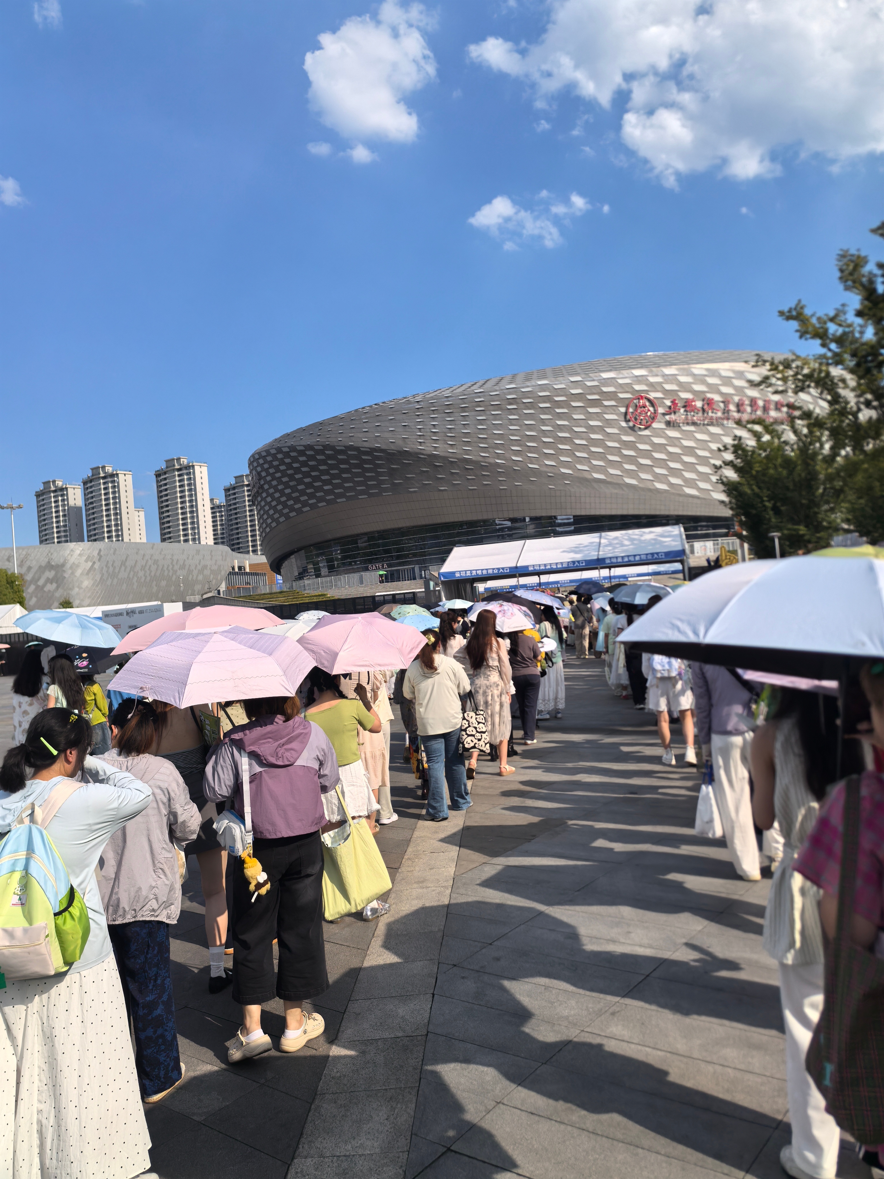 侯明昊侯明昊属于我们的巡回演唱会来超话实况热聊看演唱会  桃妹们  开始检票了 