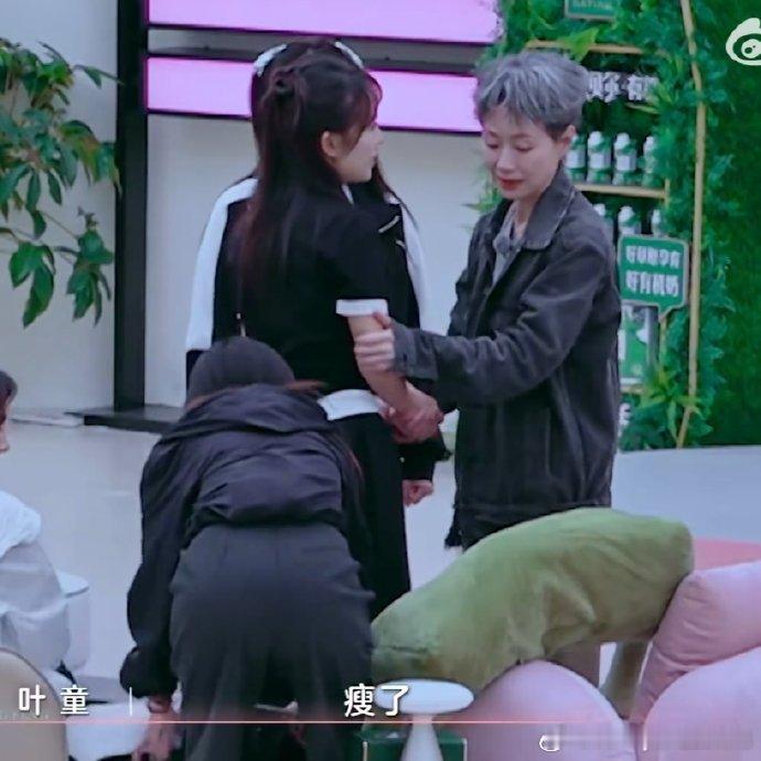 叶童抱了房琪好久 看得人眼眶一热！回想起之前组队时的小插曲，本以为会心生隔阂，没