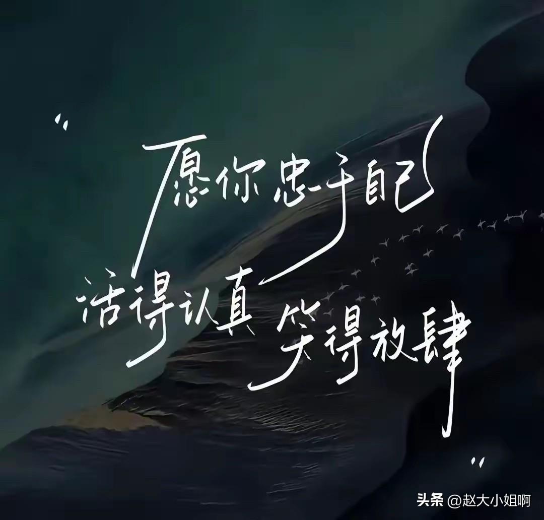跟闺女约了见面，我破天荒的脱下了这几年焊在身上的运动裤体恤衫，穿上了我的三宅一生