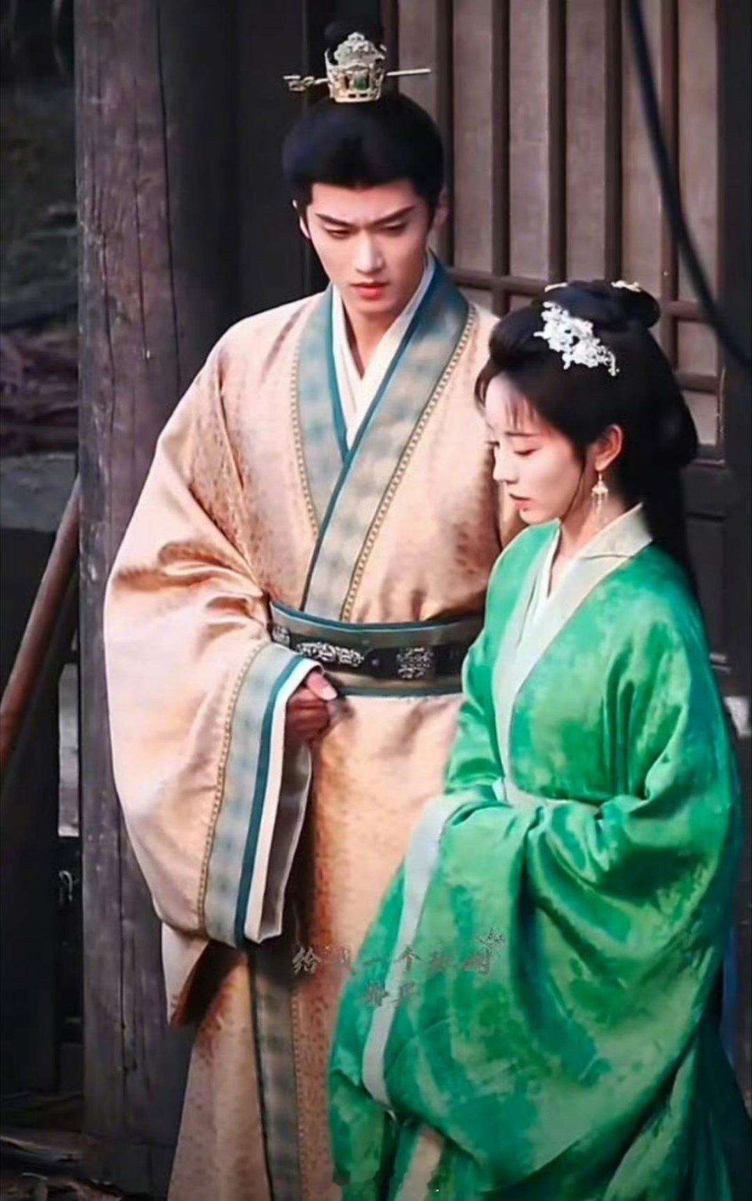 田曦薇跟闫桉主演的《嫁金钗》最新同框路透来啦，看这模样像是女强男弱啊，毕竟田曦薇