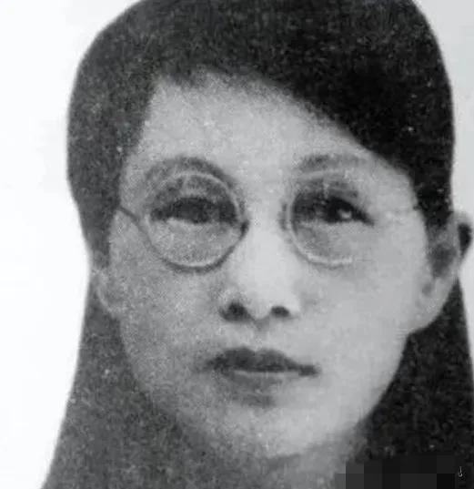 1909年，16岁的白薇与婆婆发生争执，丈夫竟然抄起板凳砸向她的背，婆婆见她倒下