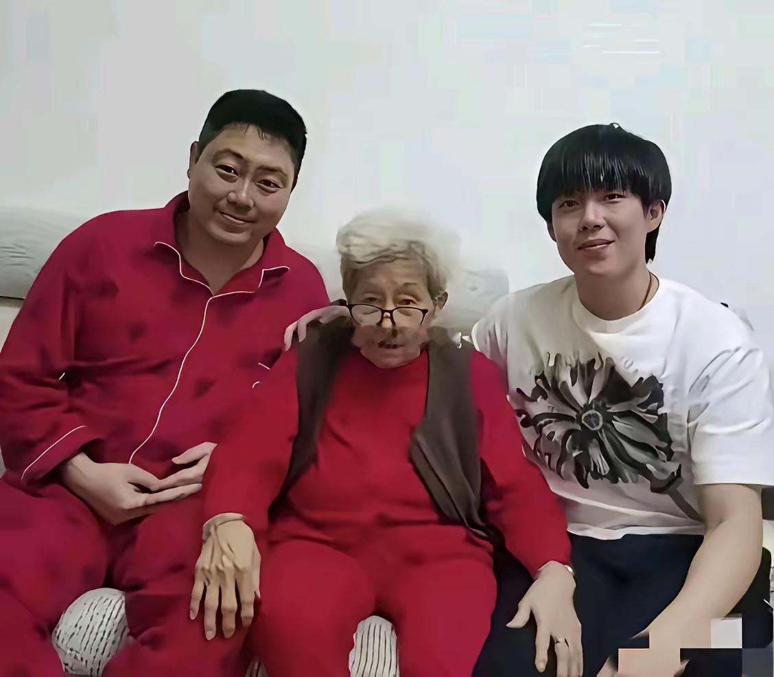 有福气的老太太，儿子事业有成孙子为国争光