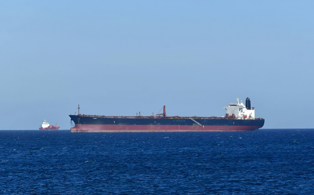 船舶追踪数据显示，4月9日清晨，与中国国有企业中远海运有关联的“珍珠湖”号和“贺