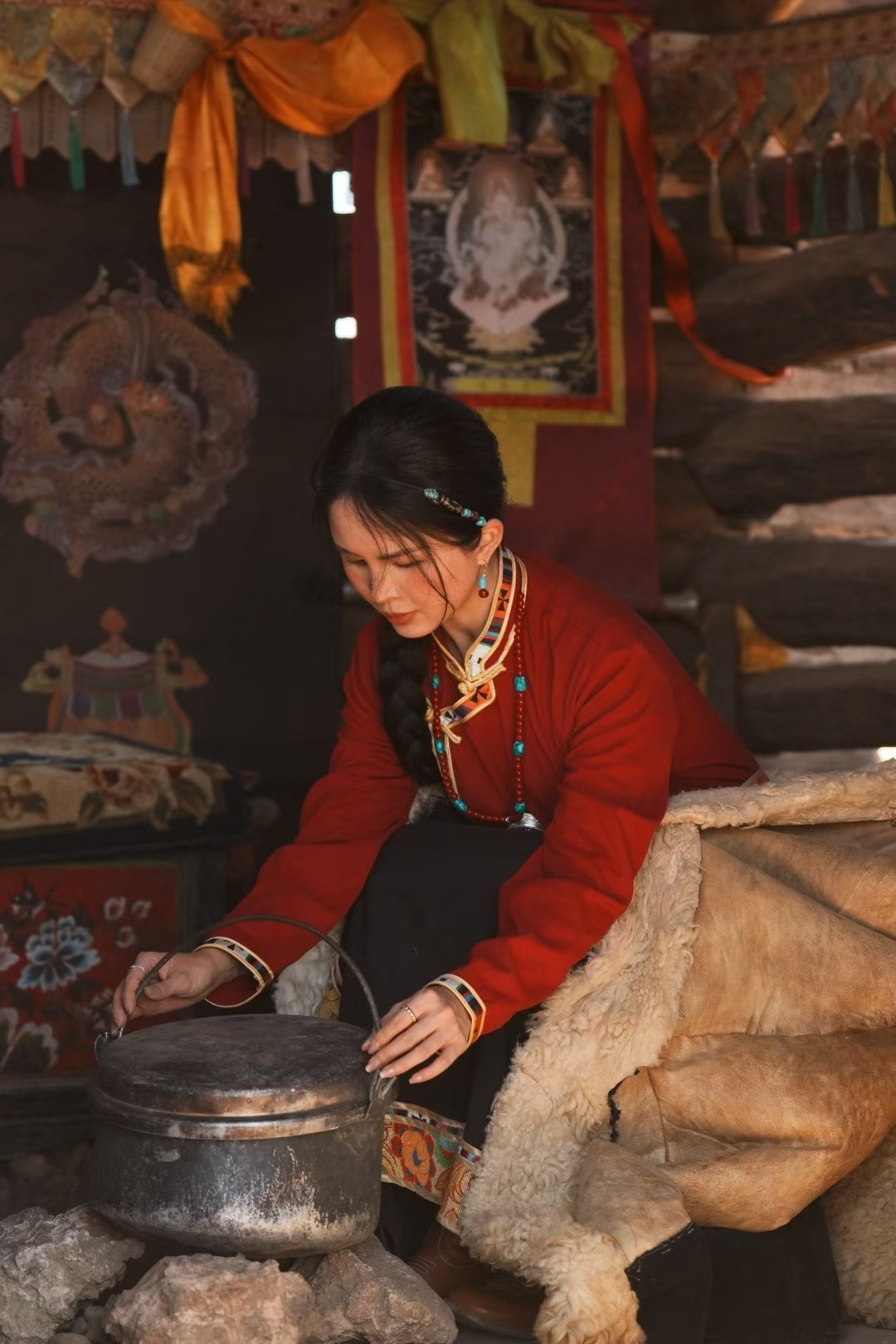 风把经幡吹成流动的诗，你在雪山脚下捡了一捧阳光。木柴堆的温度还没散，铜壶里煮着半