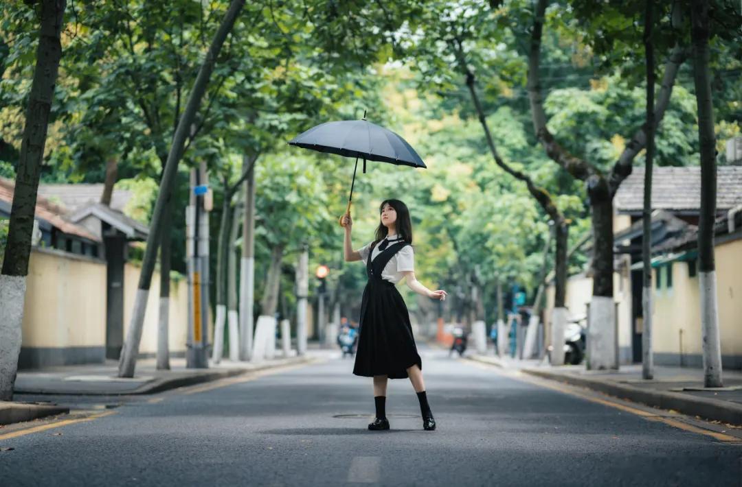 读书  作家麦家曾说：“你能解决的事，你急什么；你不能解决的事，你又急什么。”所