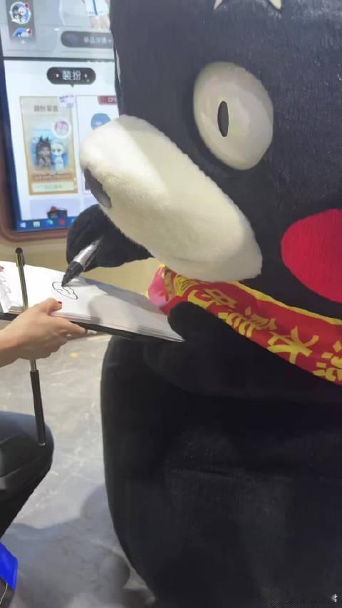 熊本熊抽象鼻祖实力这一块十年如一日，熊本熊漫展人设稳如磐石：强行入镜！重在掺和！
