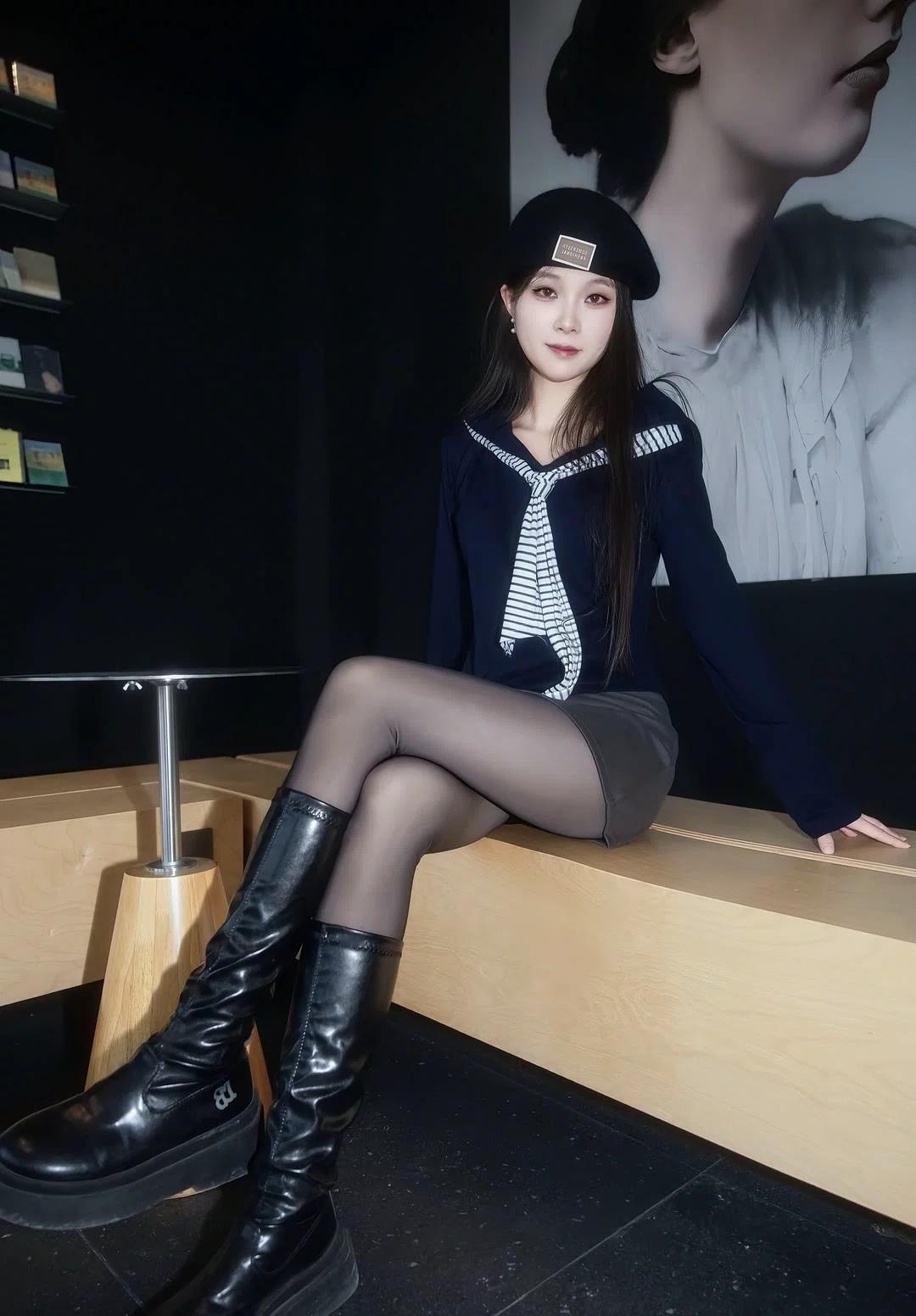 复古风穿搭，黑色贝雷帽搭配条纹衬衫，时尚又优雅。