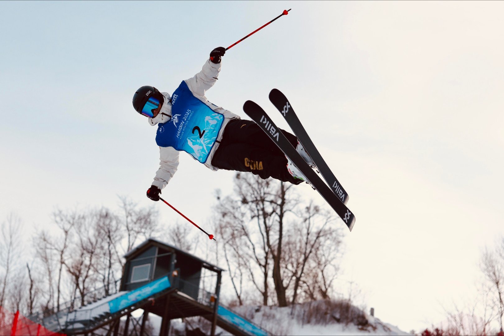 中国雪上首金背后是刀尖上跳舞 2025年2月8日，亚冬会雪上首金归属中国！李方慧