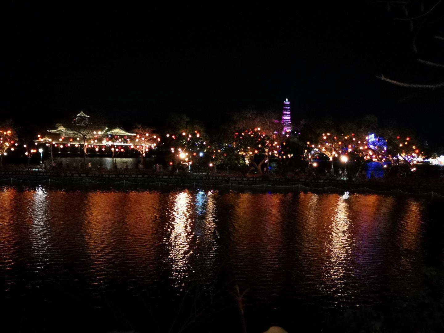 湖北宜城爆竹店爆炸已致12死春节适当放松一下，但是接二连三地出恶性事故，与节庆气